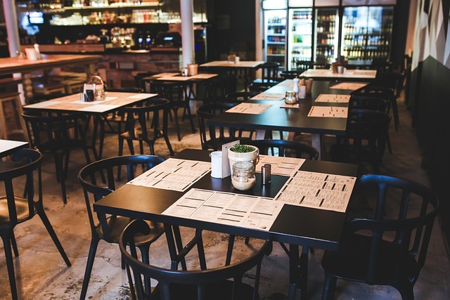 table tzikas exoplismoi